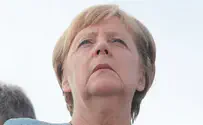Смотрим: Меркель едва держится на ногах. Снова здорова