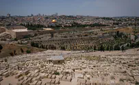 Молодые арабы скакали по еврейским могилам