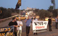 Еврейские активисты блокируют въезд в арабскую деревню. Видео