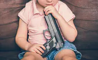 Видео: ребенок играл с заряженным пистолетом
