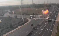 Момент взрыва ракеты на дороге возле Ган-Явне