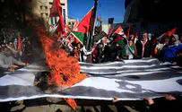Под крики «сделка позора» в Бейруте жгут флаги США и Израиля