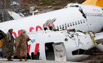 Видео самолета, который разломился после посадки в Стамбуле 