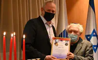Бени Ганц вручил медали ветеранам Второй мировой войны