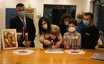 Видео: Гидеон Саар зажигает ханукальные свечи
