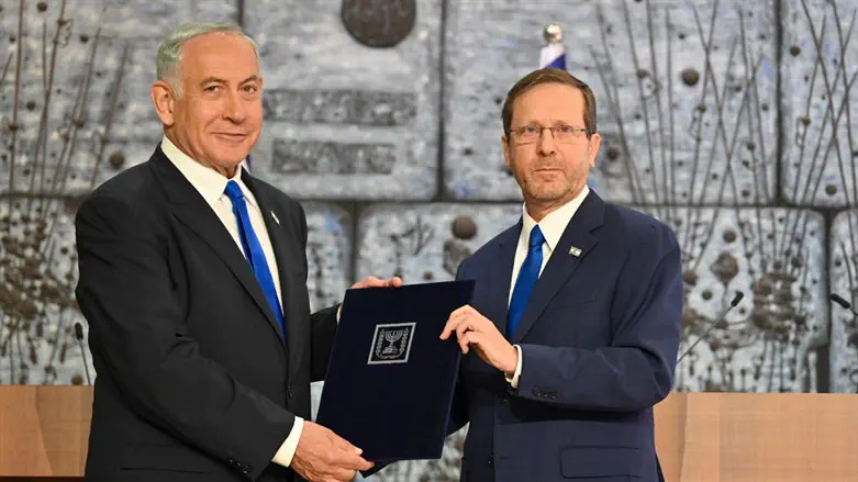 Ицхак Герцог вручает мандат Биньямину Нетаньяху