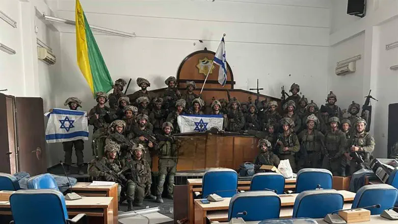 Бойцы бригады «Голани» в парламенте ХАМАС
