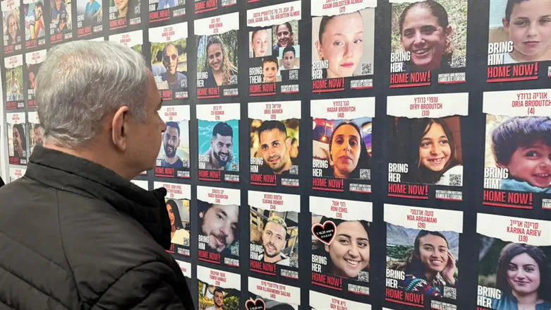 Биньямин Нетаньяху на фоне фотографий похищенных заложников